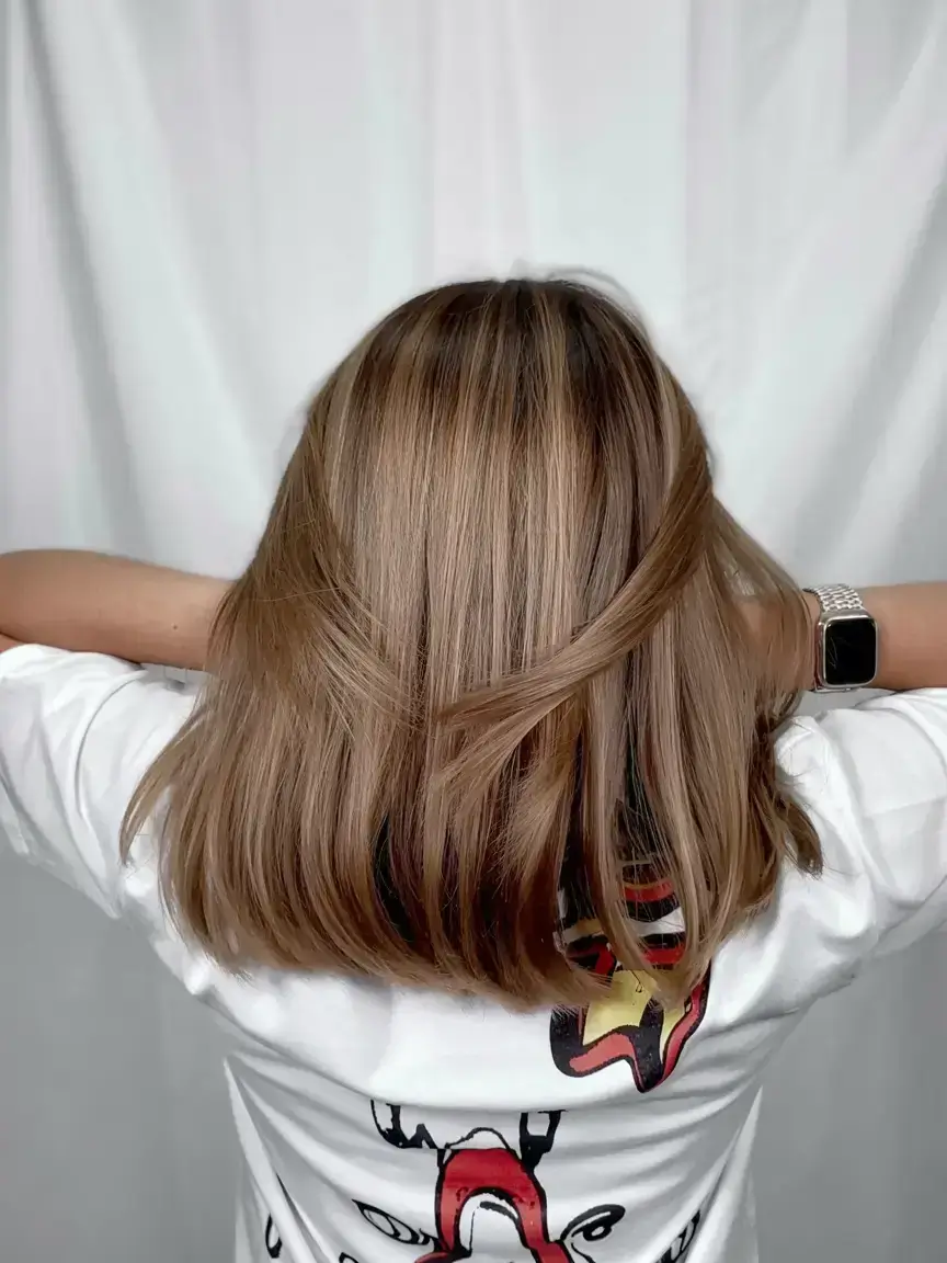 fall and winter hair colors 2025 Classic Caramel Blonde