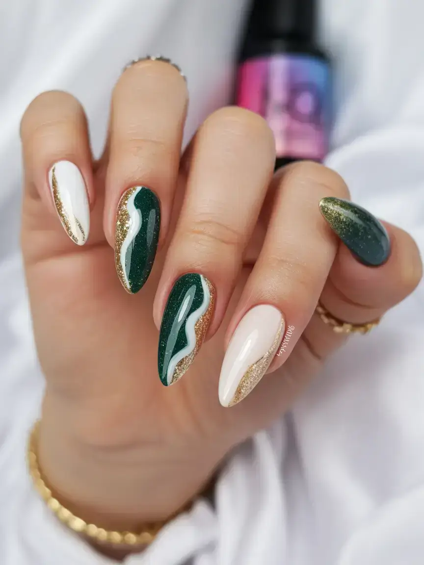 green christmas nails simple Golden Flow Accents