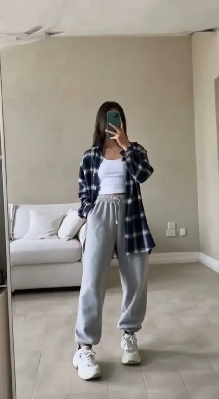 comfy spring outfits for cool spring 2026 relaxed layers with soft sweatpants