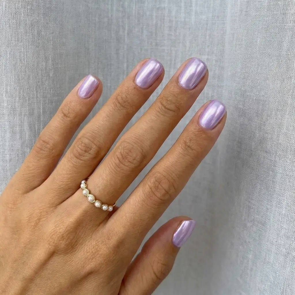 March Nails Color - Spring Ideas 2026 Iridescent Lilac Short Nails With a Soft Glow
