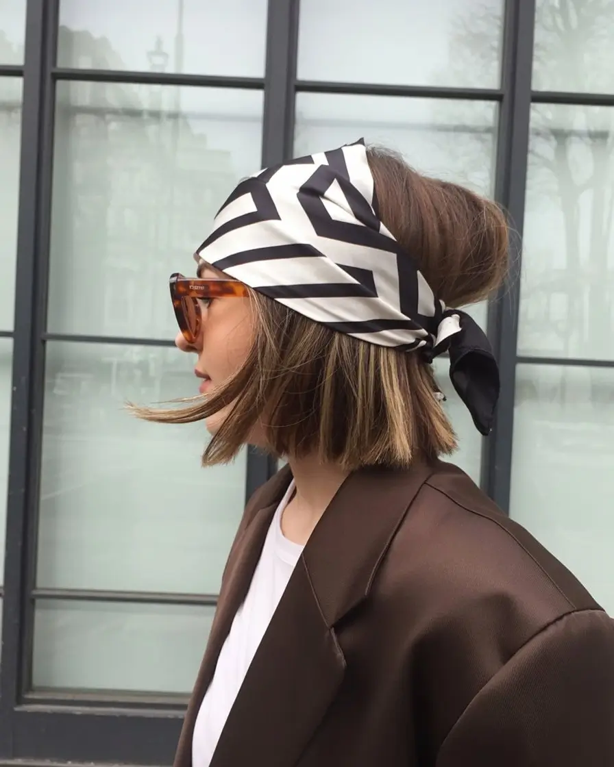 A head bandana—a summer accessory 2026 Modern city look with a bold graphic bandana