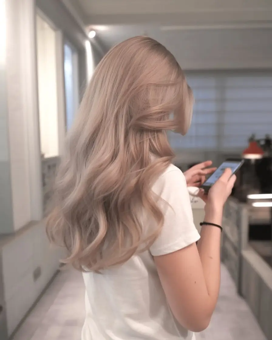 summer blonde hair color for women 2026 soft beige long layers