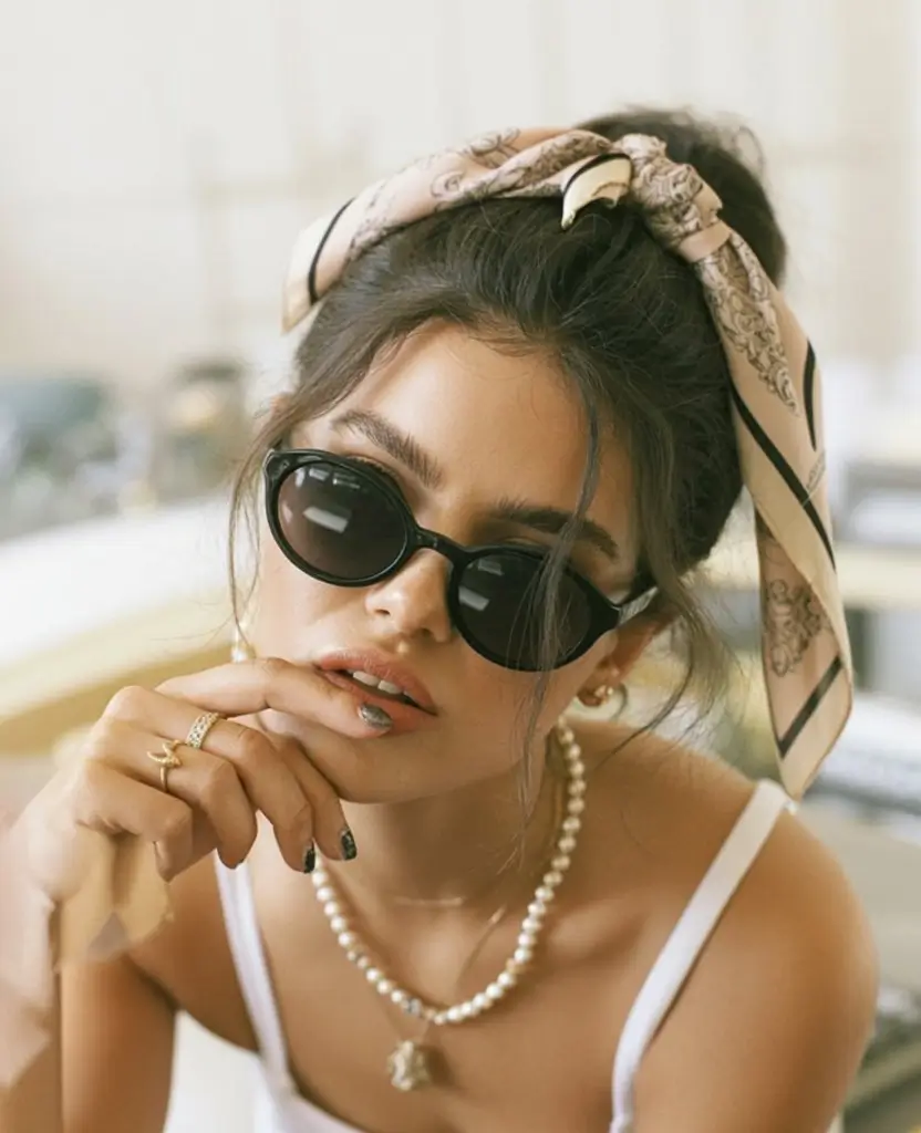 summer sunglasses for women 2026 Retro oval sunglasses paired with effortless vintage femininity