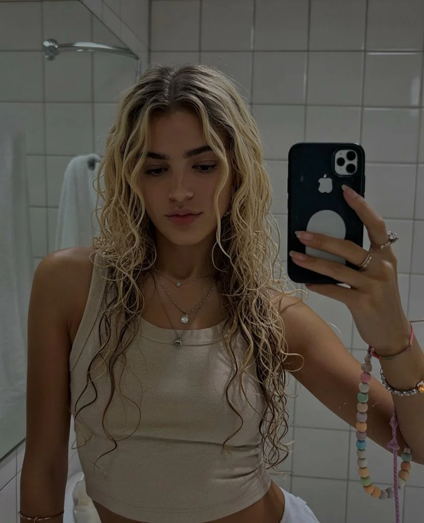 beachy summer wavy hairstyle 2026 wet look natural waves for effortless summer texture
