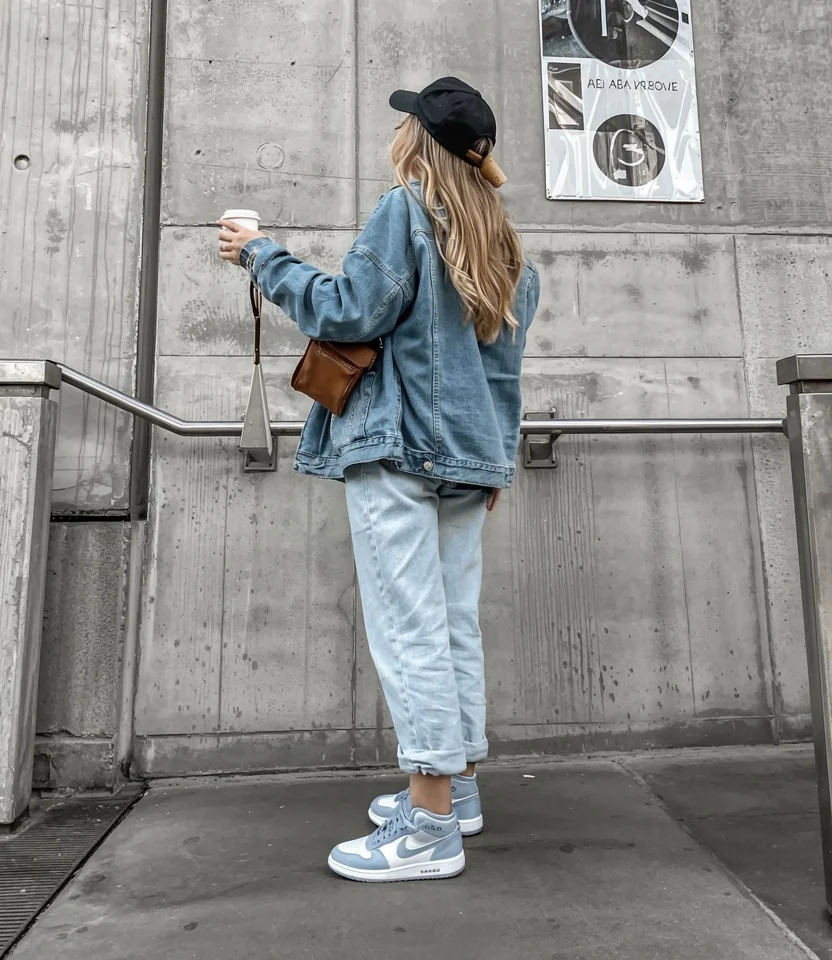 fall outfits with sneakers and jeans 2026 oversized denim jacket