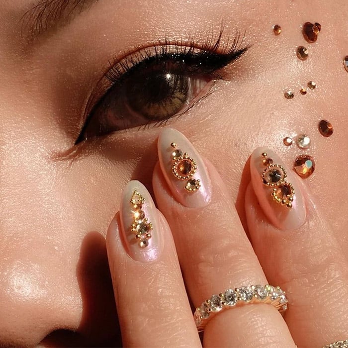 Almond Nails With Clustered Rhinestones Almond Nails With Clustered Rhinestones — 3D Nails Art Ideas