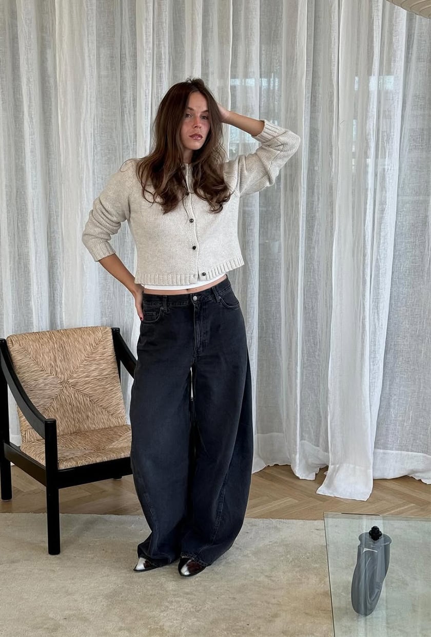 Gray Knit Cardigan With Oversized Black Barrel Jeans — Aesthetic Black Barrel Jeans Outfit