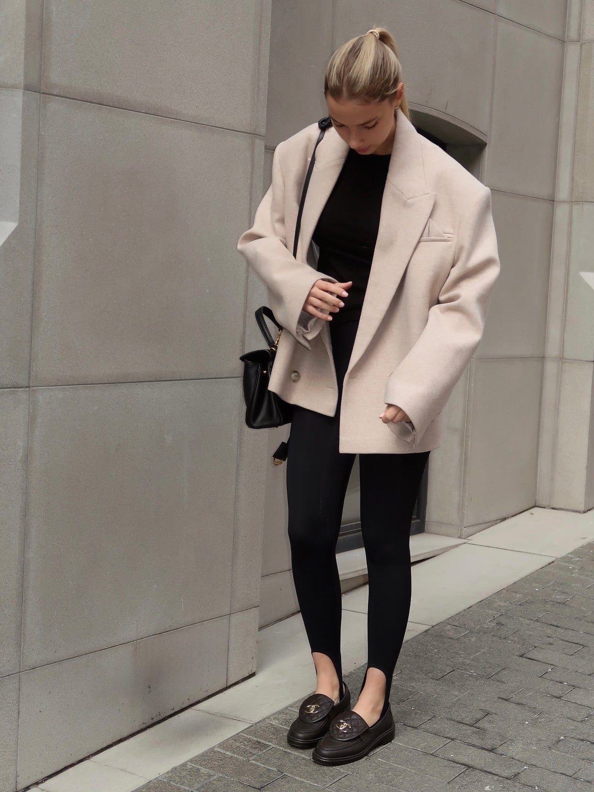 Oversized Blazer With Black Leggings and Suitable For Casual Or Work Oversized Blazer With Black Leggings and Suitable For Casual Or Work — Aesthetic Black Leggings Outfit