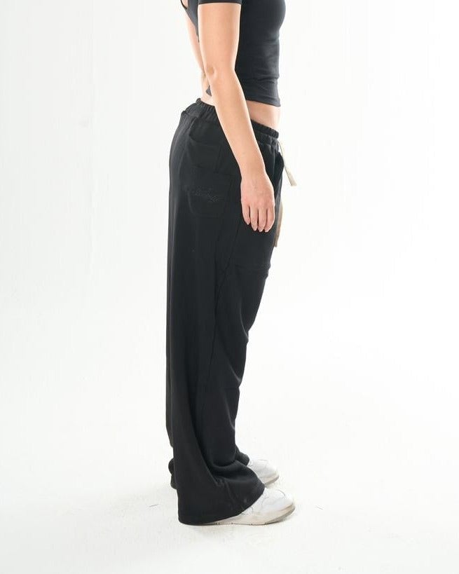 Wide-leg Sweatpants with Crop Top and Sneakers — Aesthetic Black Sweatpants Outfit