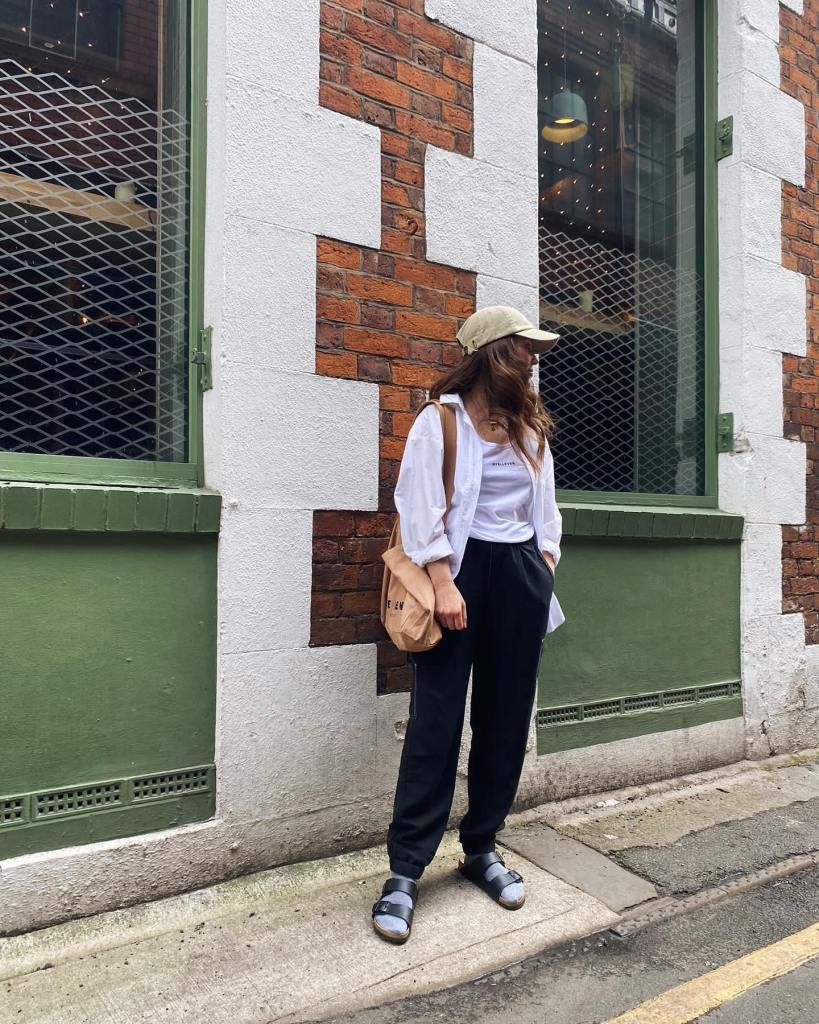 Sweatpants with Oversized Denim Jacket and Slide Sandals — Aesthetic Black Sweatpants Outfit