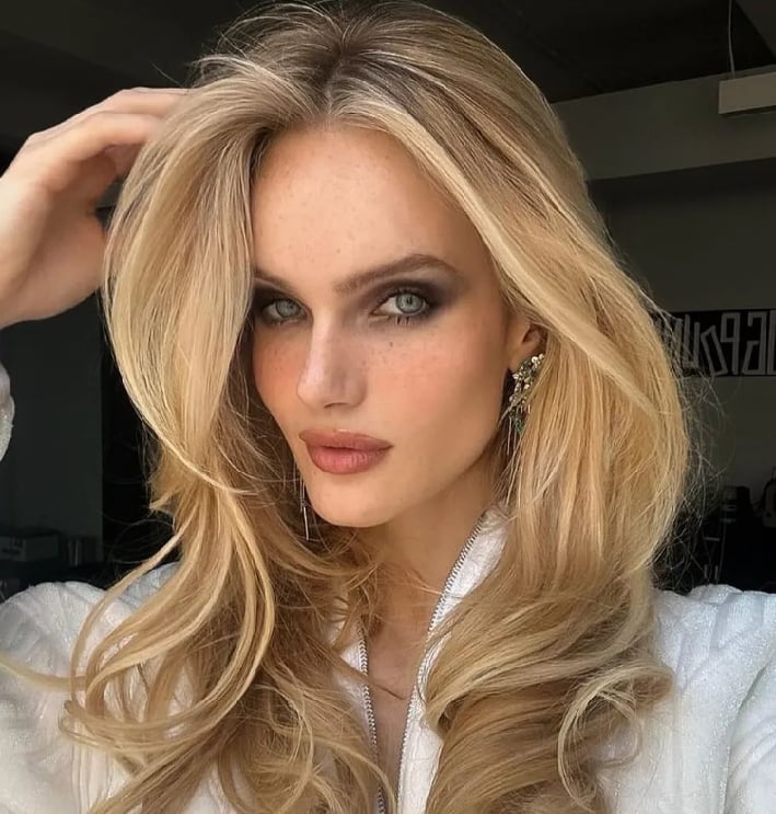Shoulder Length Platinum Blonde With Root Shadow Shoulder Length Platinum Blonde With Root Shadow — Aesthetic Blonde Hair