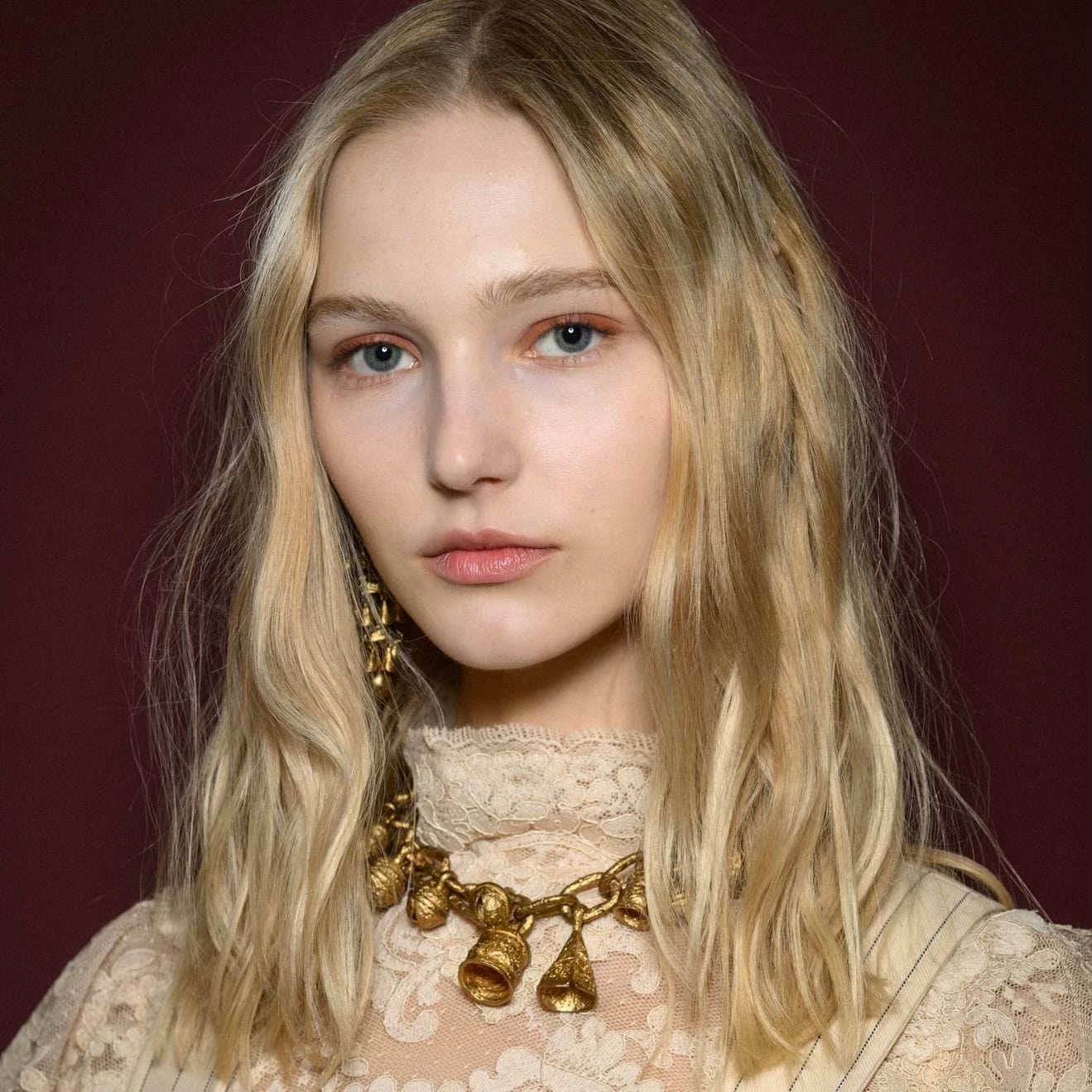 Collarbone Golden Blonde With Curtain Bangs and Waves, Wavy — Aesthetic Golden Blonde Hair