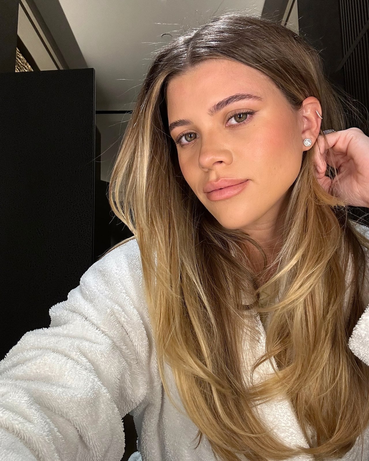 Collarbone Golden Blonde Balayage With Face-Framing Layers — Aesthetic Golden Blonde Hair