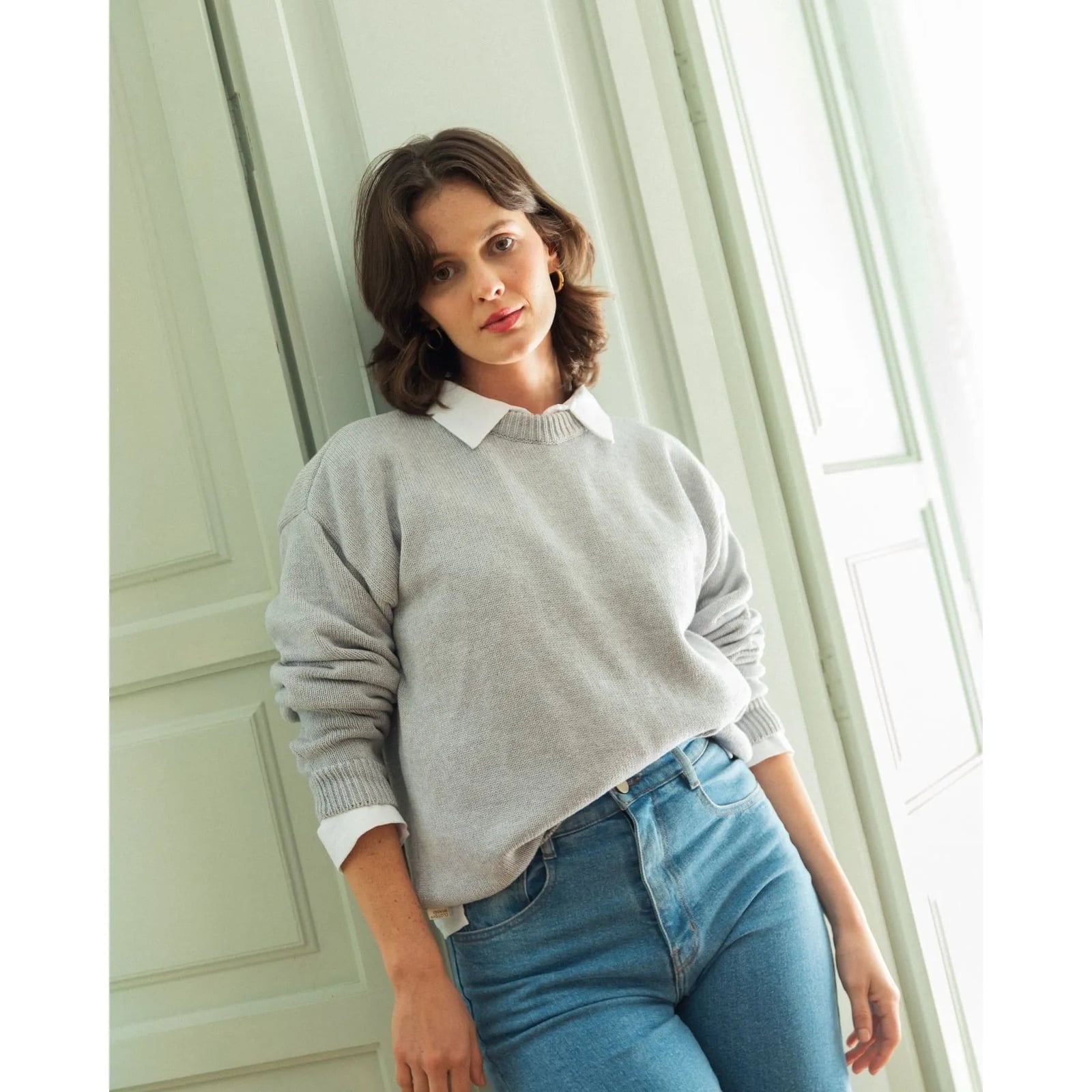 Relaxed Gray Sweater With White Shirt And Jeans Relaxed Gray Sweater With White Shirt And Jeans — Aesthetic Grey Sweater Outfit