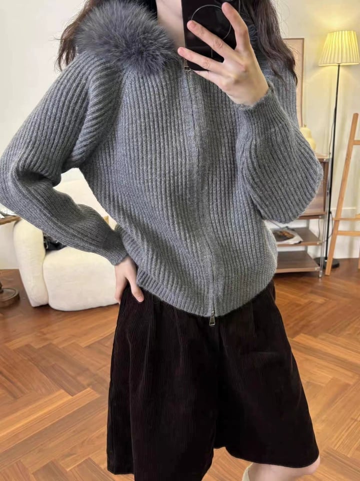 Gray Zip-Up Knit Jacket With Faux Fur Collar Gray Zip-Up Knit Jacket With Faux Fur Collar — Aesthetic Grey Sweater Outfit