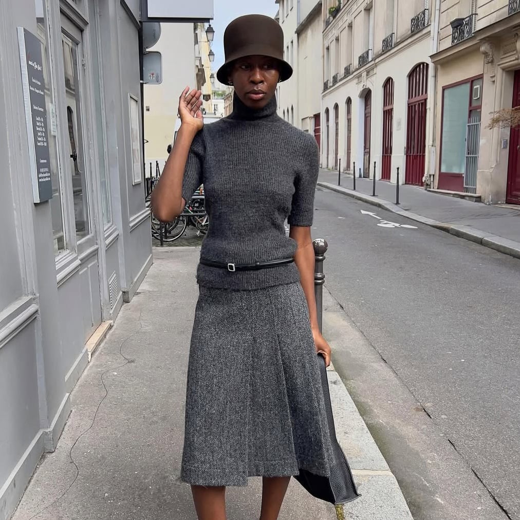 Fitted Gray Turtleneck With Pleated Midi Skirt Fitted Gray Turtleneck With Pleated Midi Skirt — Aesthetic Grey Sweater Outfit