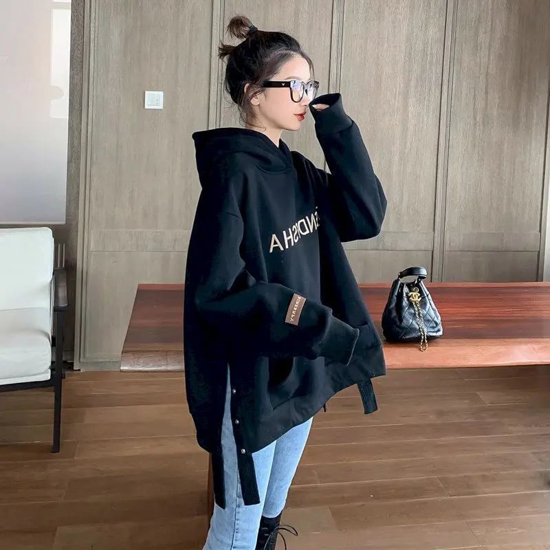 Black Oversized Hoodie with Side Slits and Blue Jeans Black Oversized Hoodie with Side Slits and Blue Jeans — Aesthetic Hoodie Outfits Women