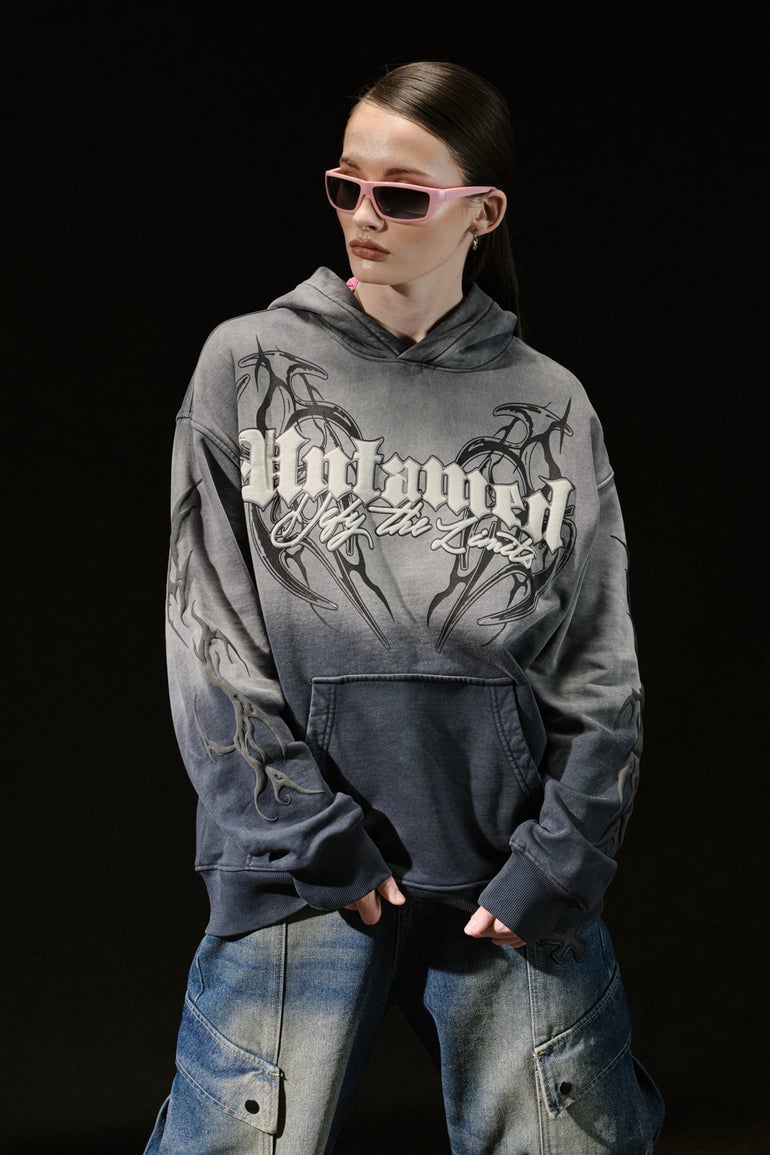 Gray Tie-Dye Graphic Hoodie with Distressed Jeans Gray Tie-Dye Graphic Hoodie with Distressed Jeans — Aesthetic Hoodie Outfits Women