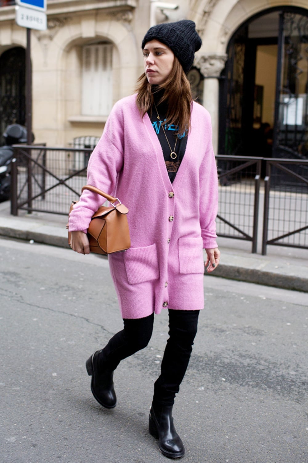 Oversized Pastel Pink Longline Cardigan with Black Turtleneck Oversized Pastel Pink Longline Cardigan with Black Turtleneck — Aesthetic Pink Cardigan Outfit