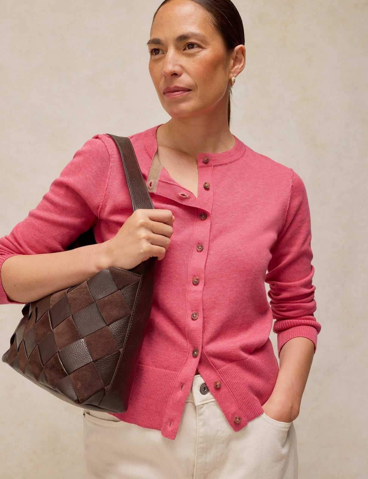Fitted Pink Crewneck Cardigan with Woven Handbag Fitted Pink Crewneck Cardigan with Woven Handbag — Aesthetic Pink Cardigan Outfit