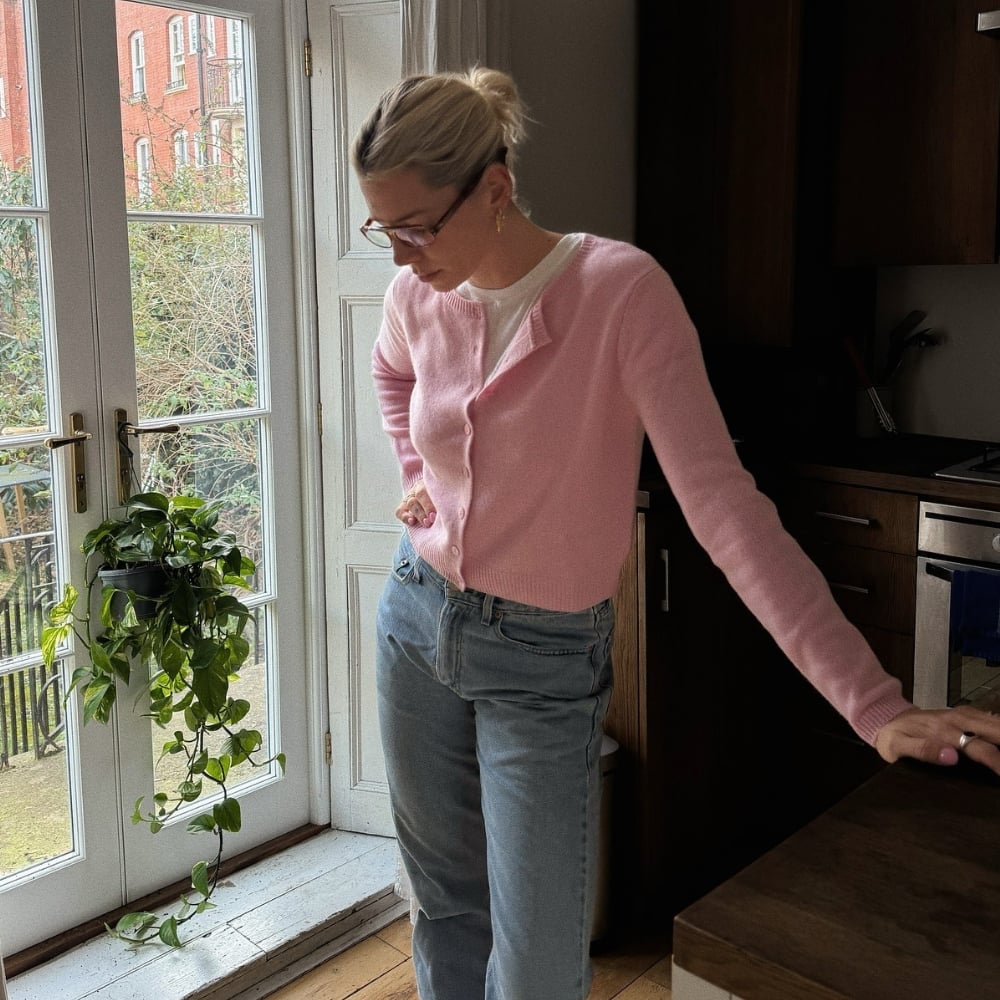Pink Button-Up Cardigan with Gold Details and Jeans Pink Button-Up Cardigan with Gold Details and Jeans — Aesthetic Pink Cardigan Outfit