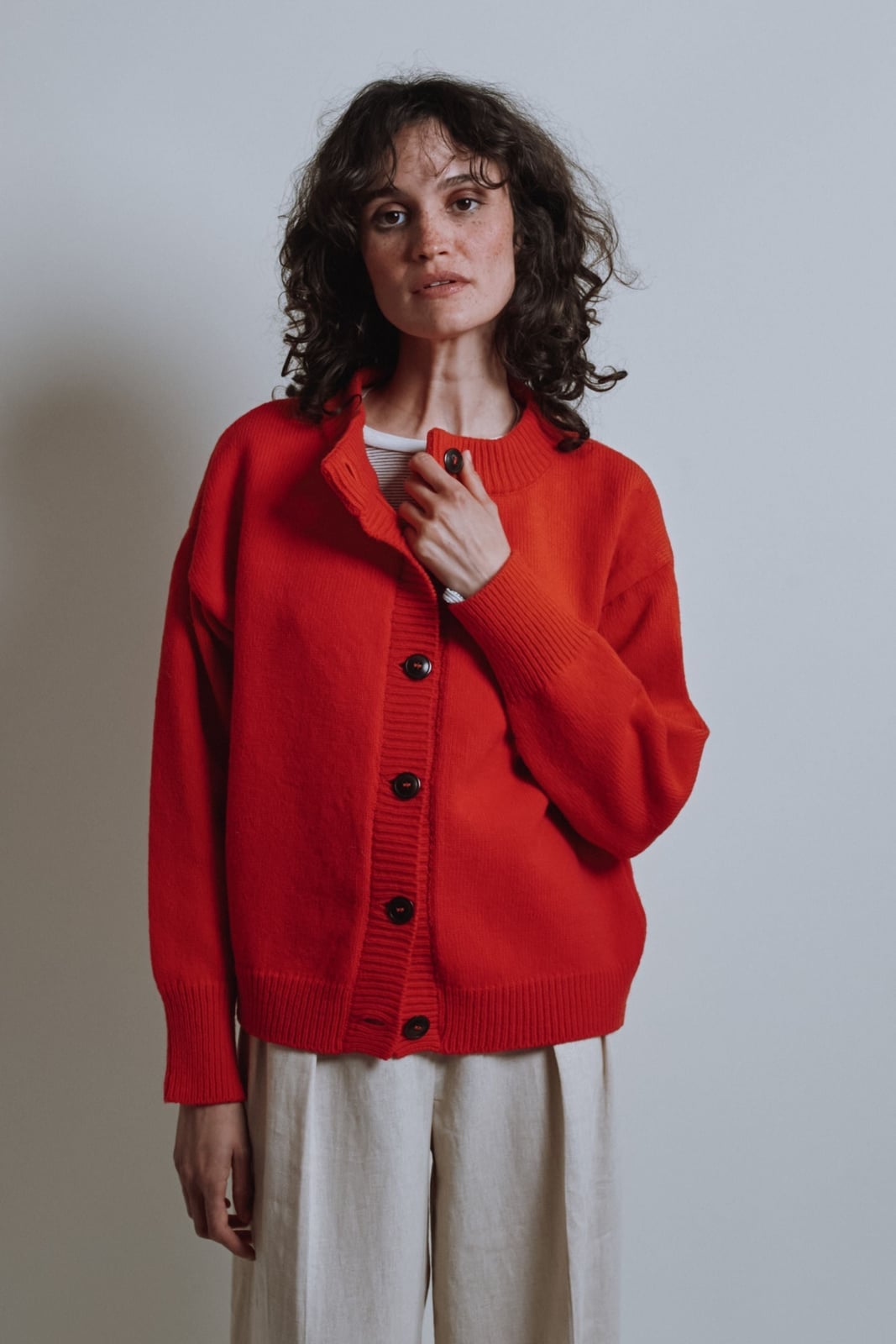 Oversized Red Chunky Knit Cardigan with Beige Linen Trousers Oversized Red Chunky Knit Cardigan with Beige Linen Trousers — Aesthetic Red Cardigan Outfit