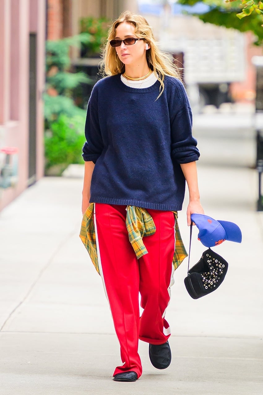 Athleisure Red Sweatpants With Layered Tops Athleisure Red Sweatpants With Layered Tops — Aesthetic Red Sweatpants Outfit