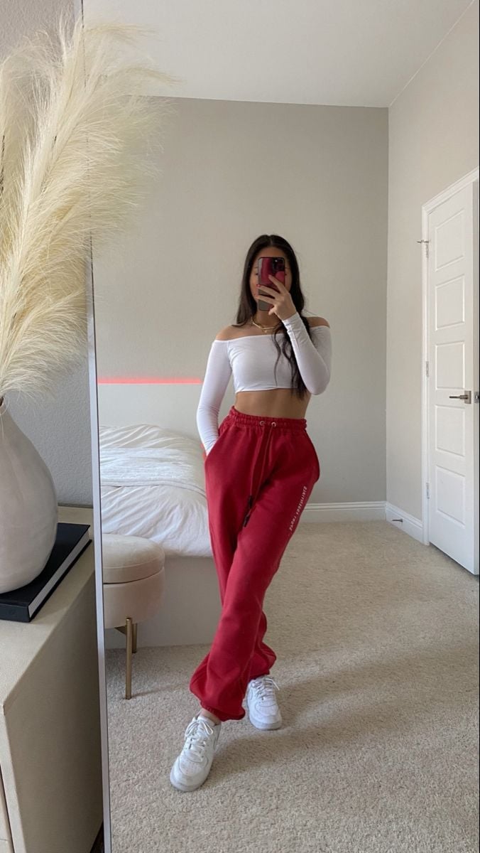 Casual Red Sweatpants With Crop Top Casual Red Sweatpants With Crop Top — Aesthetic Red Sweatpants Outfit