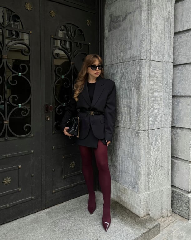Oversized Blazer and Black Top With Burgundy Tights Oversized Blazer and Black Top With Burgundy Tights — Aesthetic Red Tights Outfit