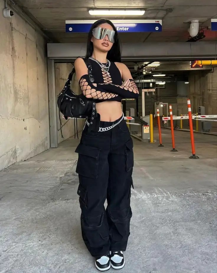 Lace-Up Crop Top and Baggy Cargo Pants — Aesthetic Techno Outfit