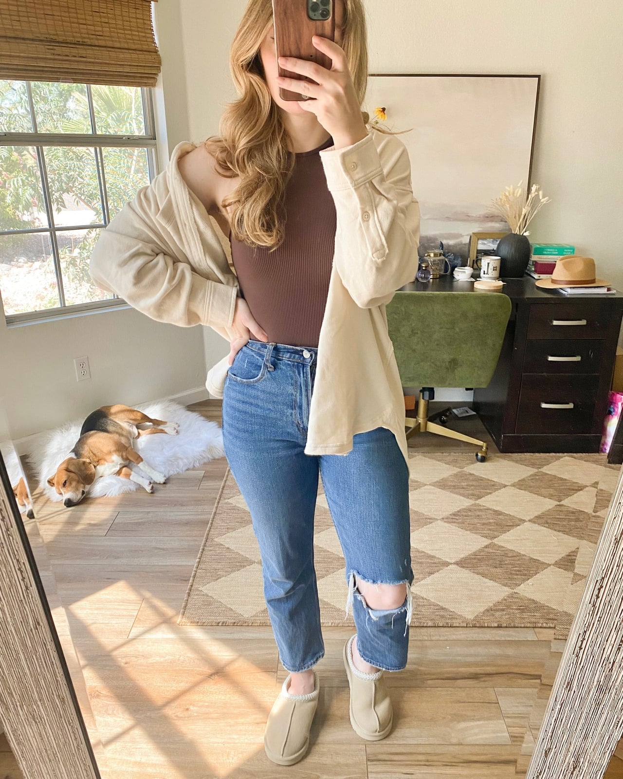 Tan Ugg Tasman Slippers with Straight-Leg Jeans and a Beige Cardigan Tan Ugg Tasman Slippers with Straight-Leg Jeans and a Beige Cardigan — Aesthetic Ugg Tasman Outfit