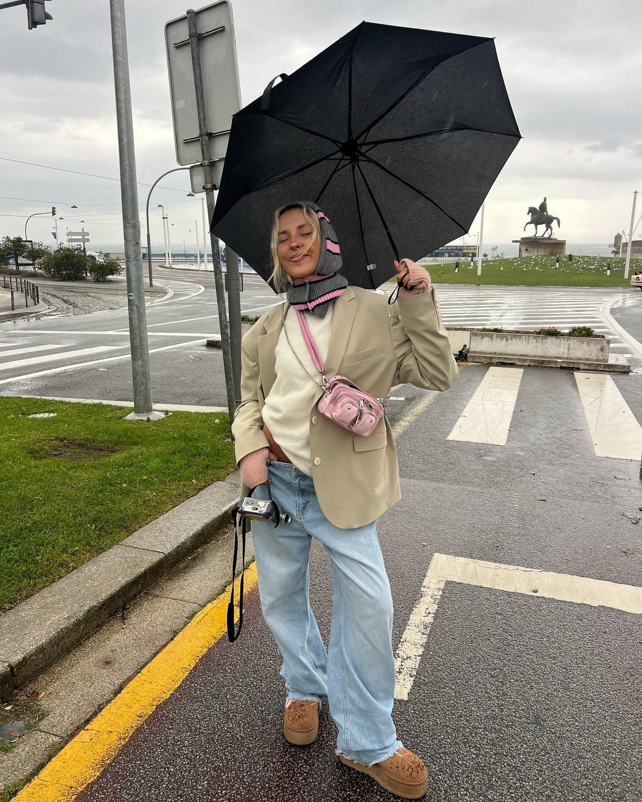 Tan Ugg Tasman Clogs with Wide-Leg Jeans and an Oversized Beige Blazer Tan Ugg Tasman Clogs with Wide-Leg Jeans and an Oversized Beige Blazer — Aesthetic Ugg Tasman Outfit
