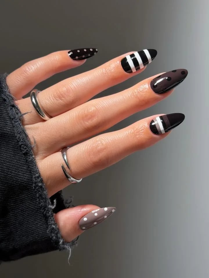 Black White Stripe Long Stiletto Nails Black White Stripe Long Stiletto Nails — Aesthetic University Nails