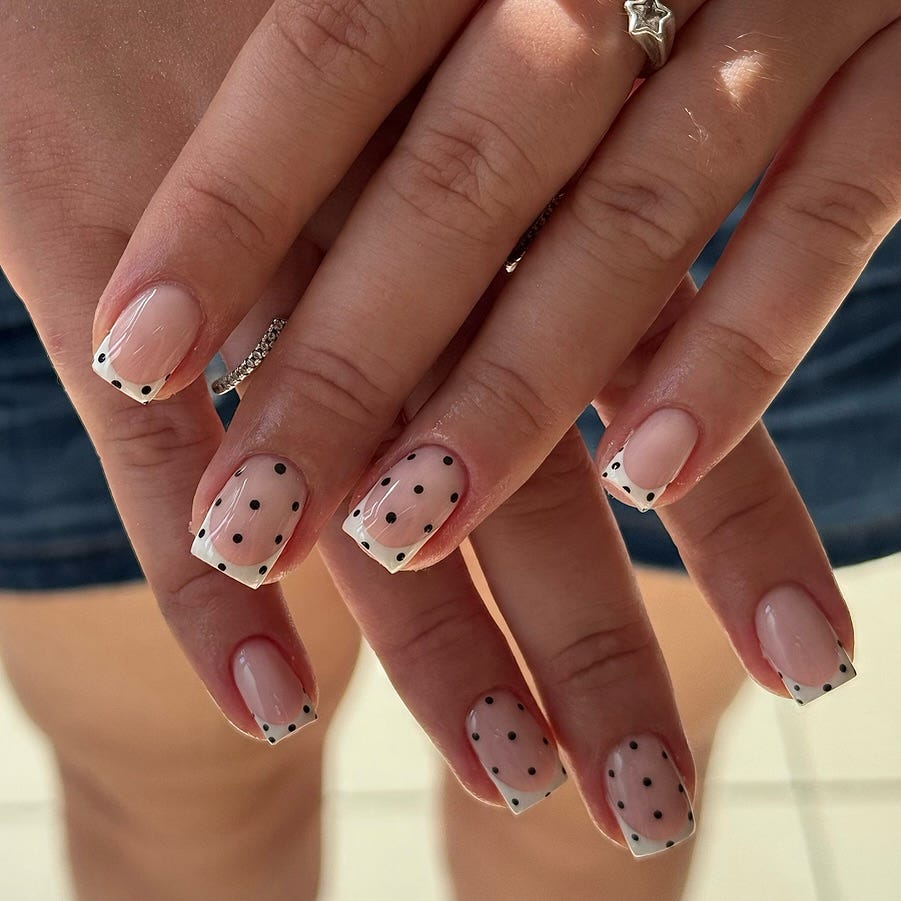 Nude Black Polka Dot Accent Short Square Nails Nude Black Polka Dot Accent Short Square Nails — Best Simple Short Nails