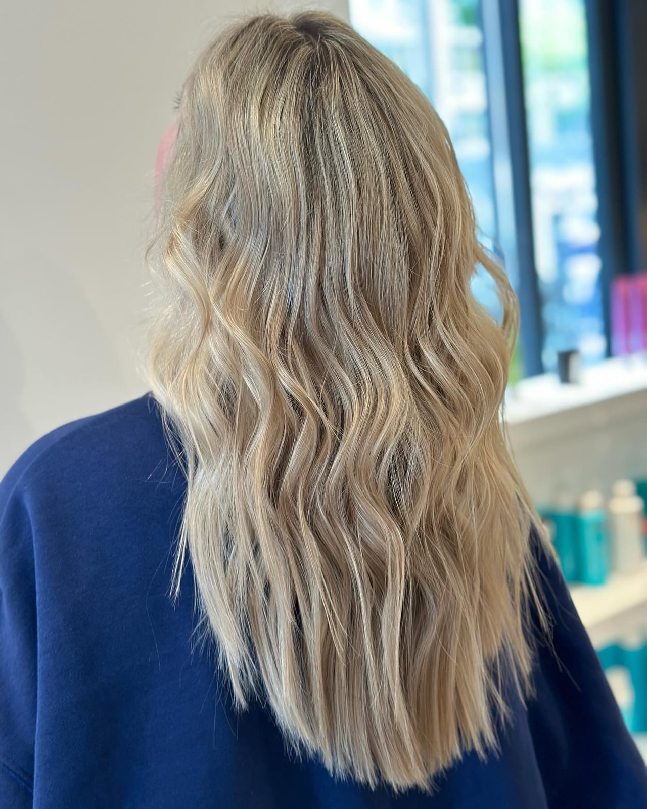 Mid-Back Ash Blonde Highlighted Waves, Close-Up Take Mid-Back Ash Blonde Highlighted Waves, Close-Up Take — Blonde Highlights Hair Inspiration