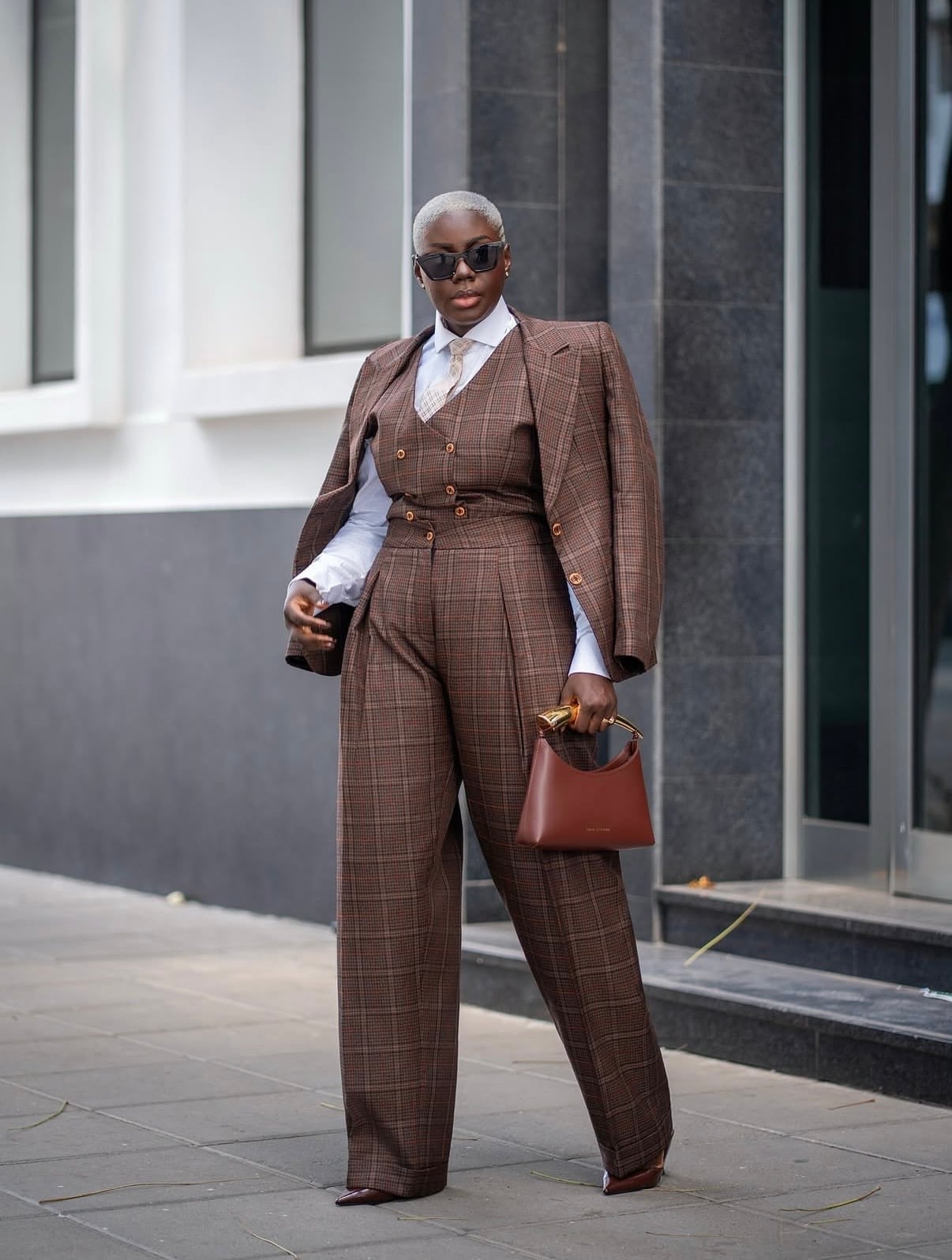 Brown Plaid Three-Piece Suit with Oversized Blazer Brown Plaid Three-Piece Suit with Oversized Blazer — Chic Brown Blazer Outfit