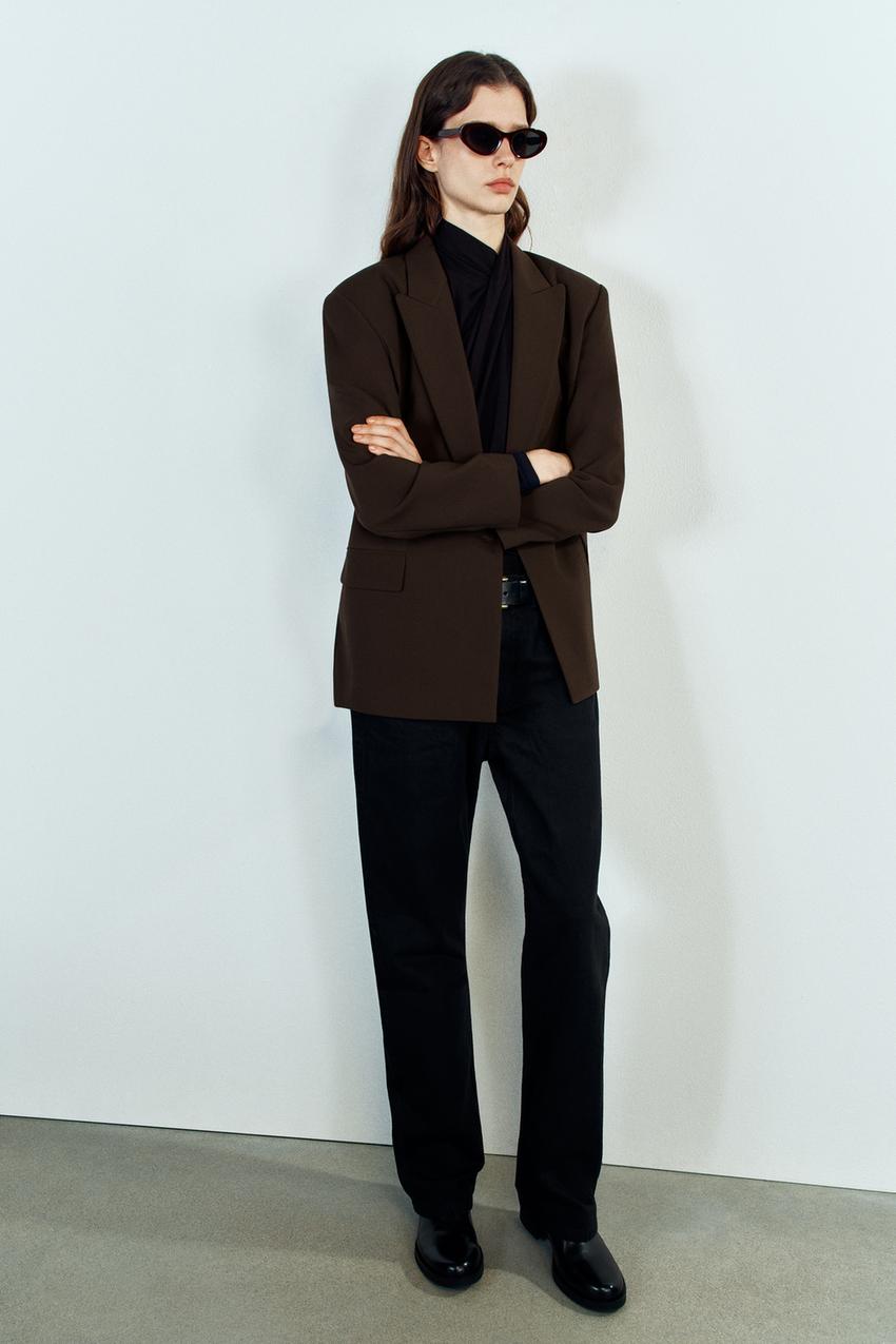 Brown Oversized Blazer with Black Shirt and Straight-Leg Trousers Brown Oversized Blazer with Black Shirt and Straight-Leg Trousers — Chic Brown Blazer Outfit
