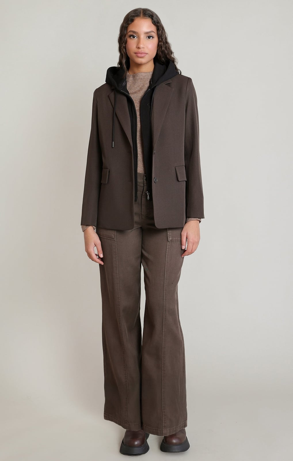 Brown Leather Blazer with White T-Shirt and Flared Trousers Brown Leather Blazer with White T-Shirt and Flared Trousers — Chic Brown Blazer Outfit