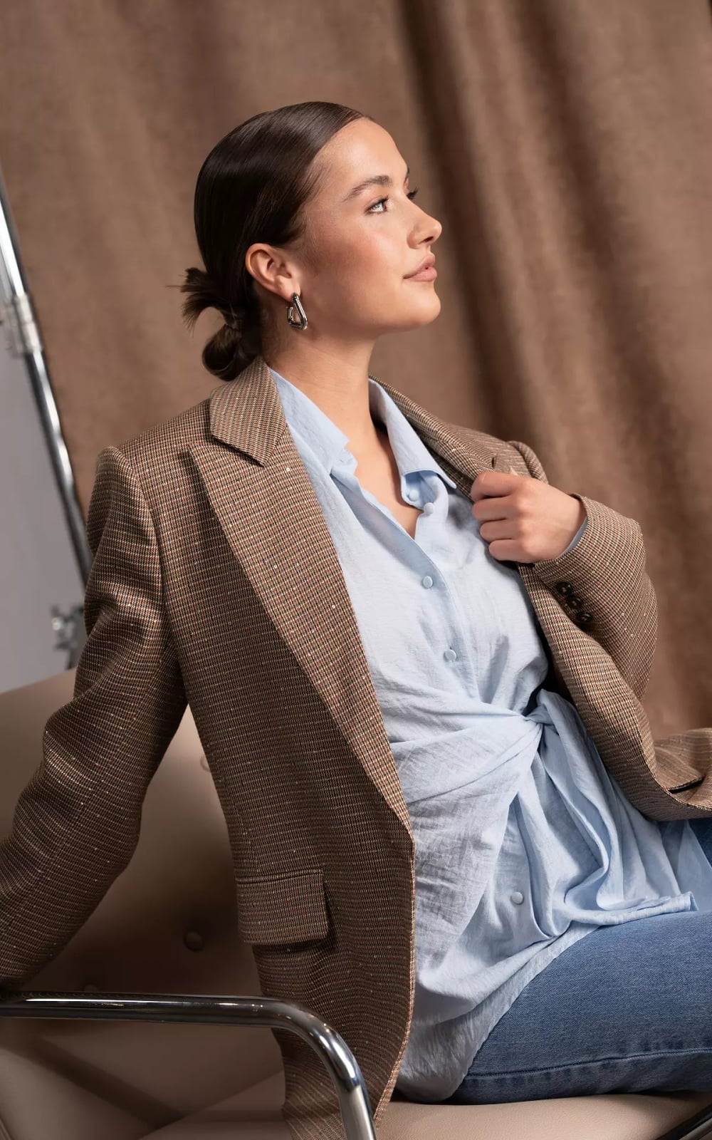 Brown Checked Blazer with Sparkle Details and Denim Jeans Brown Checked Blazer with Sparkle Details and Denim Jeans — Chic Brown Blazer Outfit