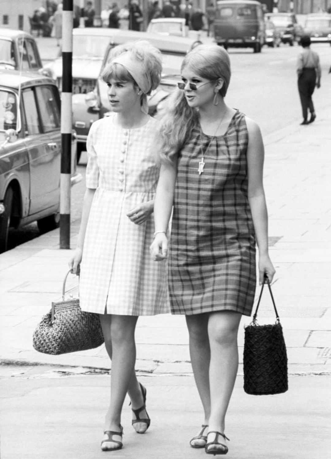 White and Pink Gingham A-line Dress with Handbag White and Pink Gingham A-line Dress with Handbag — Classy 60s Outfits
