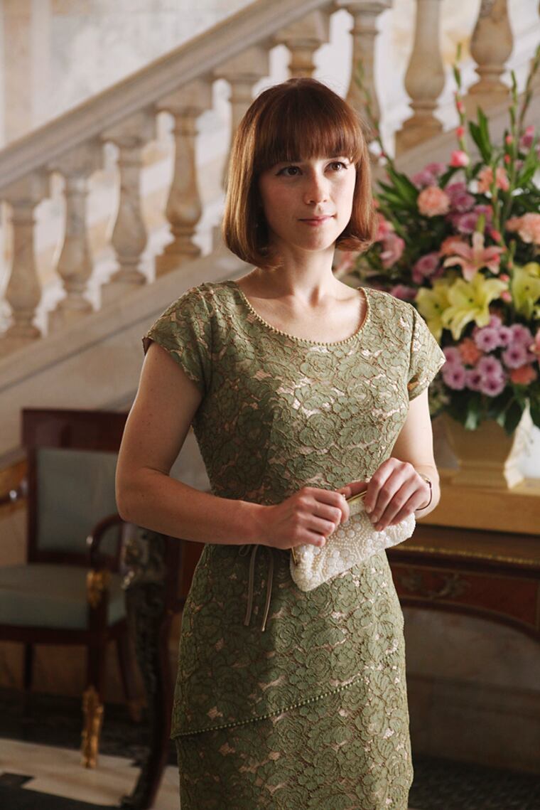 Olive Green Lace Shift Dress with White Clutch Olive Green Lace Shift Dress with White Clutch — Classy 60s Outfits