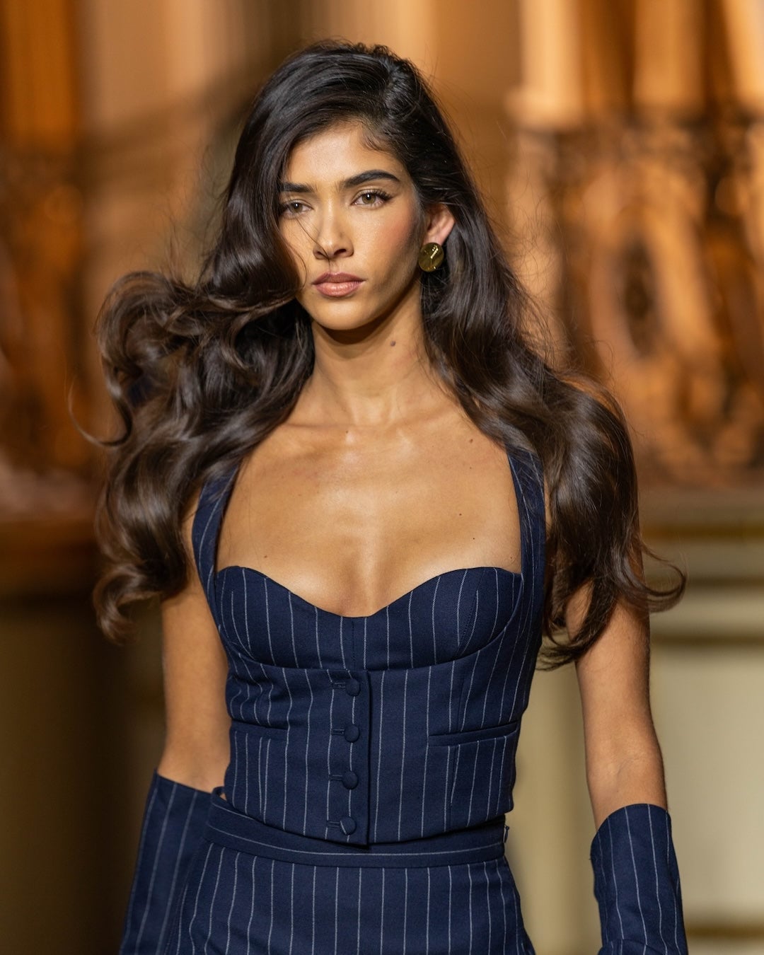 Collarbone Dark Brown With Crown Volume Collarbone Dark Brown With Crown Volume — Classy 90s Blowout Hair