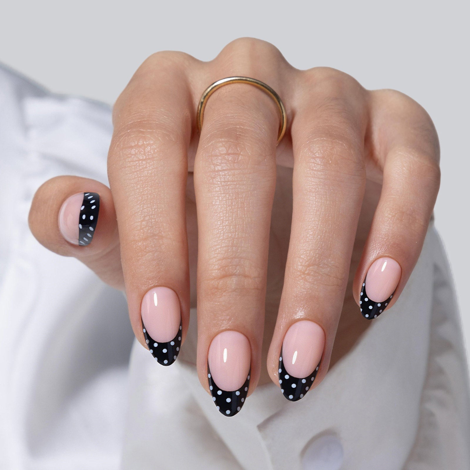 Black Polka Dot French Short Almond, миндаль Black Polka Dot French Short Almond, миндаль — Classy Almond French Tip Nails