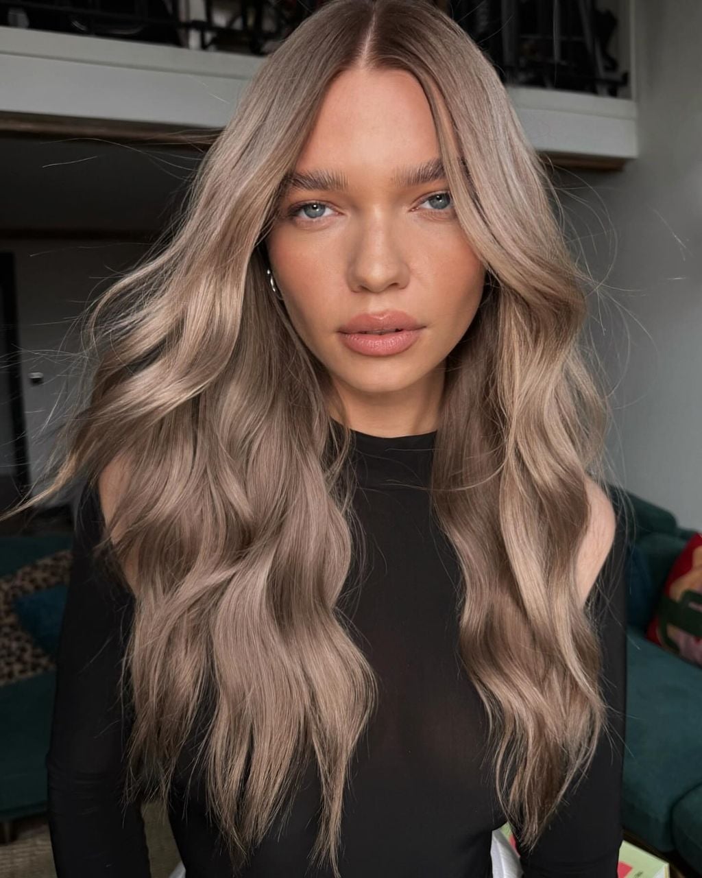 Collarbone Ash Blonde With Soft Waves Collarbone Ash Blonde With Soft Waves — Classy Ash Blonde