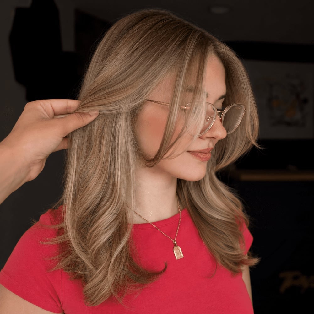 Collarbone Ash Blonde With Light Highlights Collarbone Ash Blonde With Light Highlights — Classy Ash Blonde