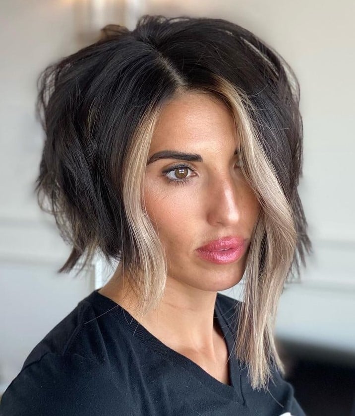 Collarbone Asymmetrical Bob With Money Piece Collarbone Asymmetrical Bob With Money Piece — Classy Asymmetrical Bob
