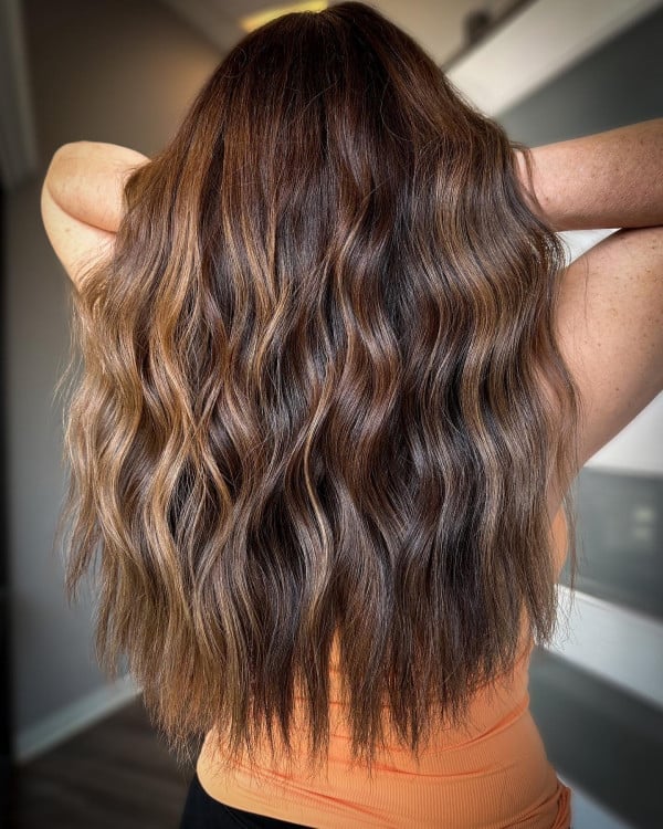 Dark Brown Mid-Back With Chestnut Caramel Balayage and Loose Waves — Classy Balayage Highlights