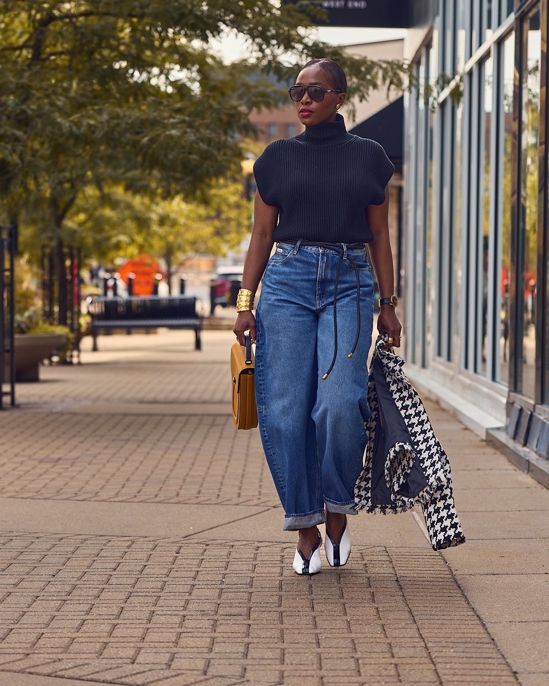 Black Top With Dark Wash Barrel Jeans and Yellow Bag — Classy Barrel Jeans Outfits