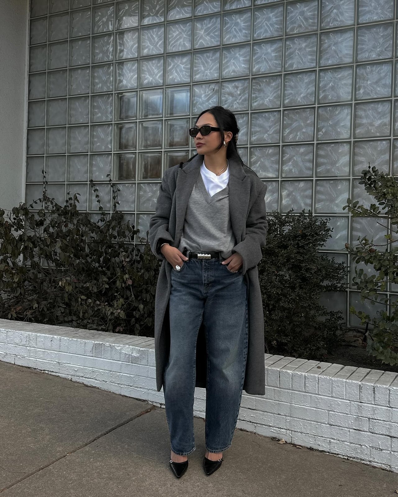 Long Coat Over Dark Wash Barrel Jeans — Classy Barrel Jeans Outfits