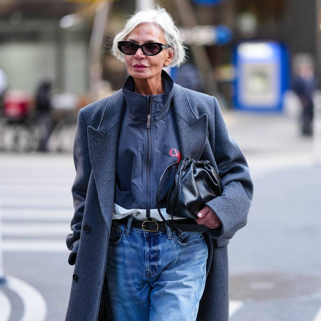 Layered Outerwear With Blue Denim Barrel Jeans — Classy Barrel Jeans Outfits